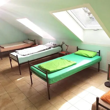200 M2 Ueber 2 Etagen Fuer Bis Zu 12 Personen *