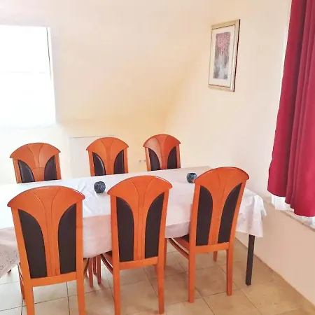 200 M2 Ueber 2 Etagen Fuer Bis Zu 12 Personen Kassel