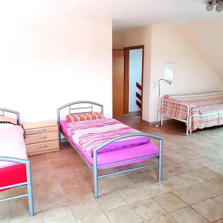 200 M2 Ueber 2 Etagen Fuer Bis Zu 12 Personen Apartment *