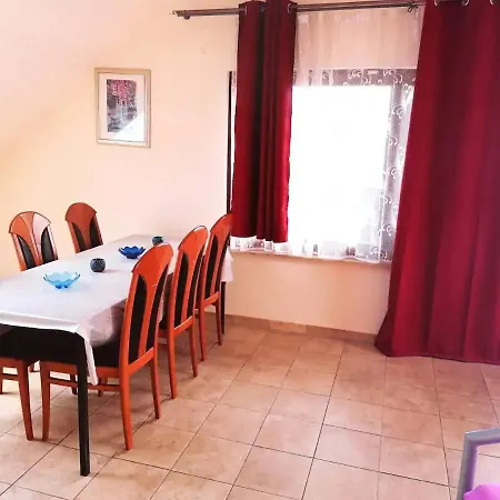 200 M2 Ueber 2 Etagen Fuer Bis Zu 12 Personen